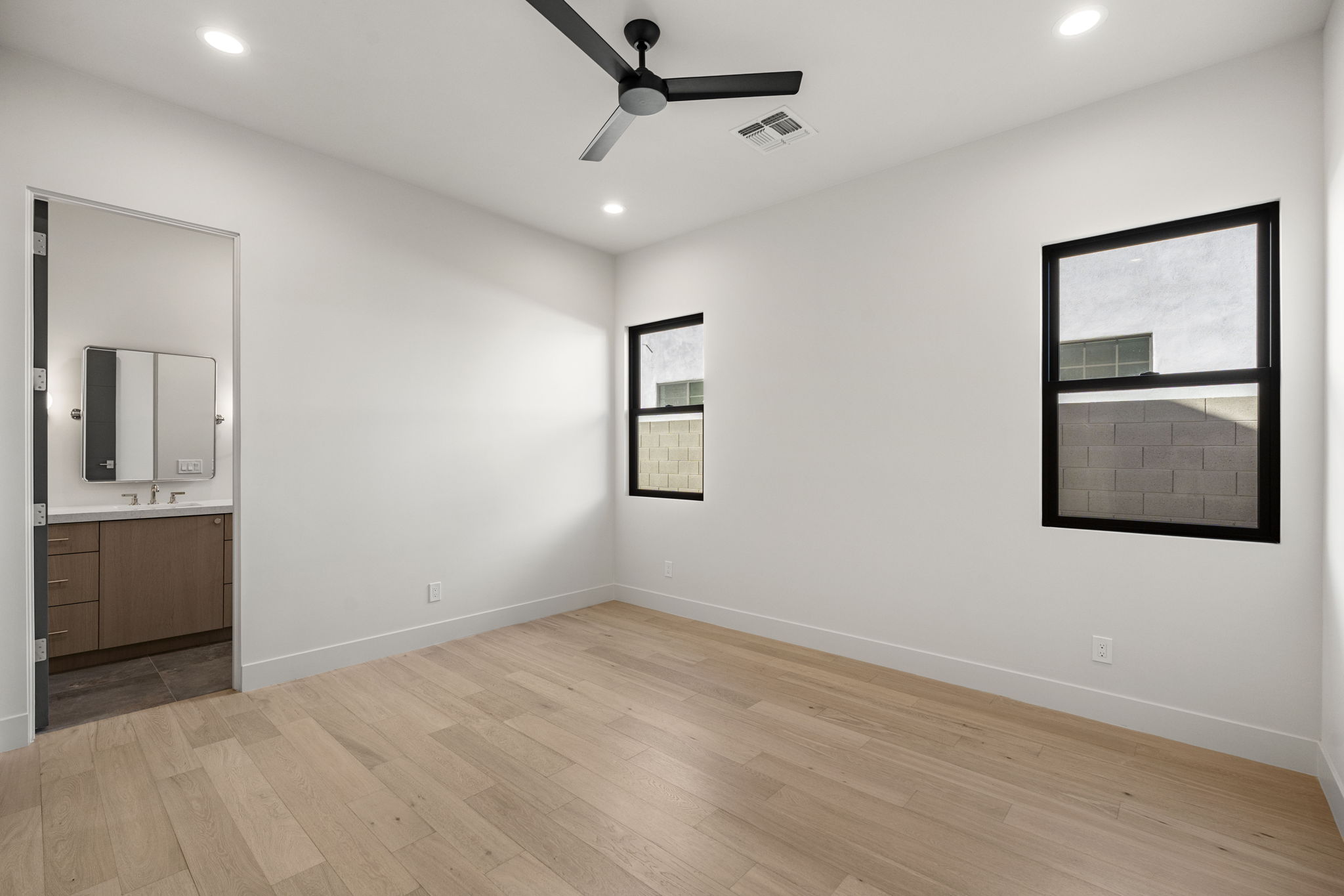 25-web-or-mls-4202-n-41st-pl